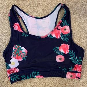 Sports bra with phone pocket